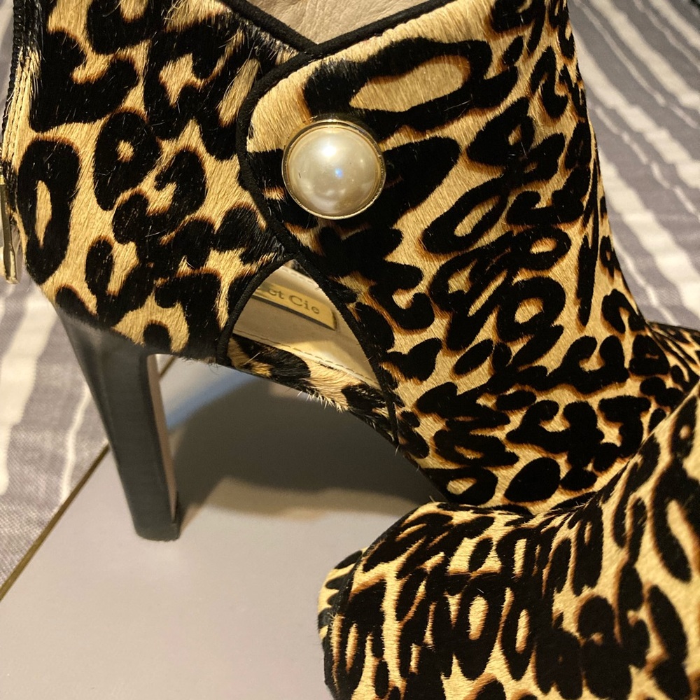 Gently used women shoes-size 10- Louise et Cie